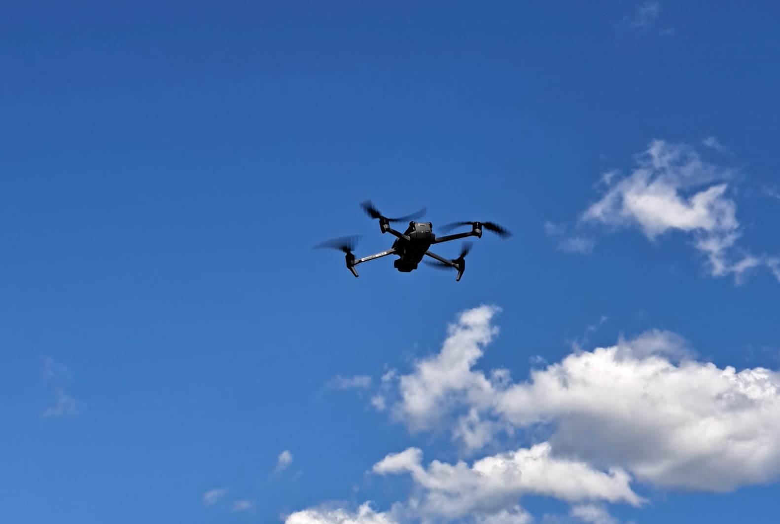 На Харьков двигаются российские ударные БпЛА, немедленно в укрытие ...