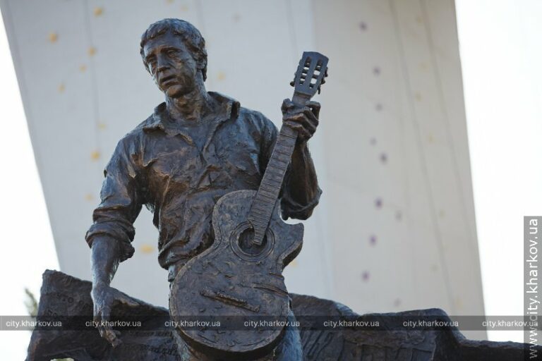 Пам’ятник Висоцькому, погруддя Гагаріну: що треба знести в Харкові – активісти