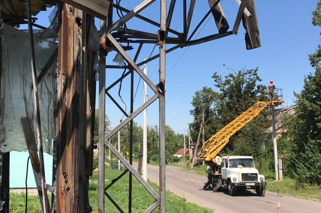 На Харківщині поступово повертають світло в селище, яке за 10 км від РФ – ХОВА