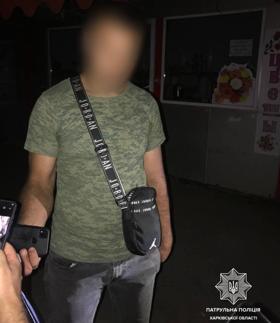 Вихопив телефон. Грабіжник уночі напав на чоловіка на Салтівці у Харкові
