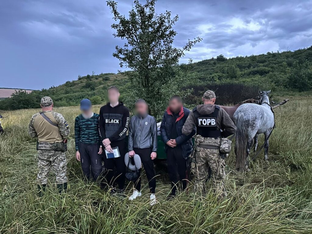 Тікали на возі. Трьох ухилянтів з Харківщини впіймали на кордоні з Молдовою