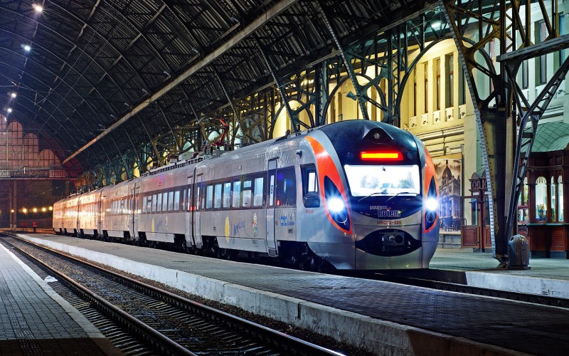 Удар по перекупниках: квитки на поїзди до Польщі продаватимуть тільки онлайн