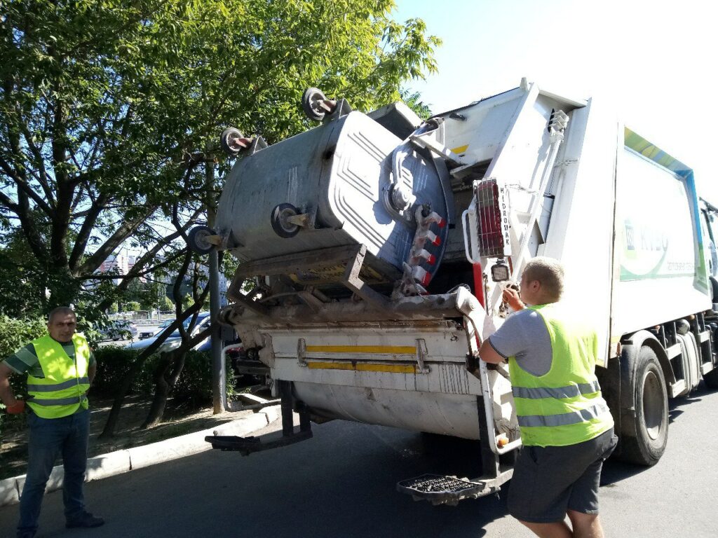 Из Харькова за неделю вывезли более 35 тысяч кубометров мусора