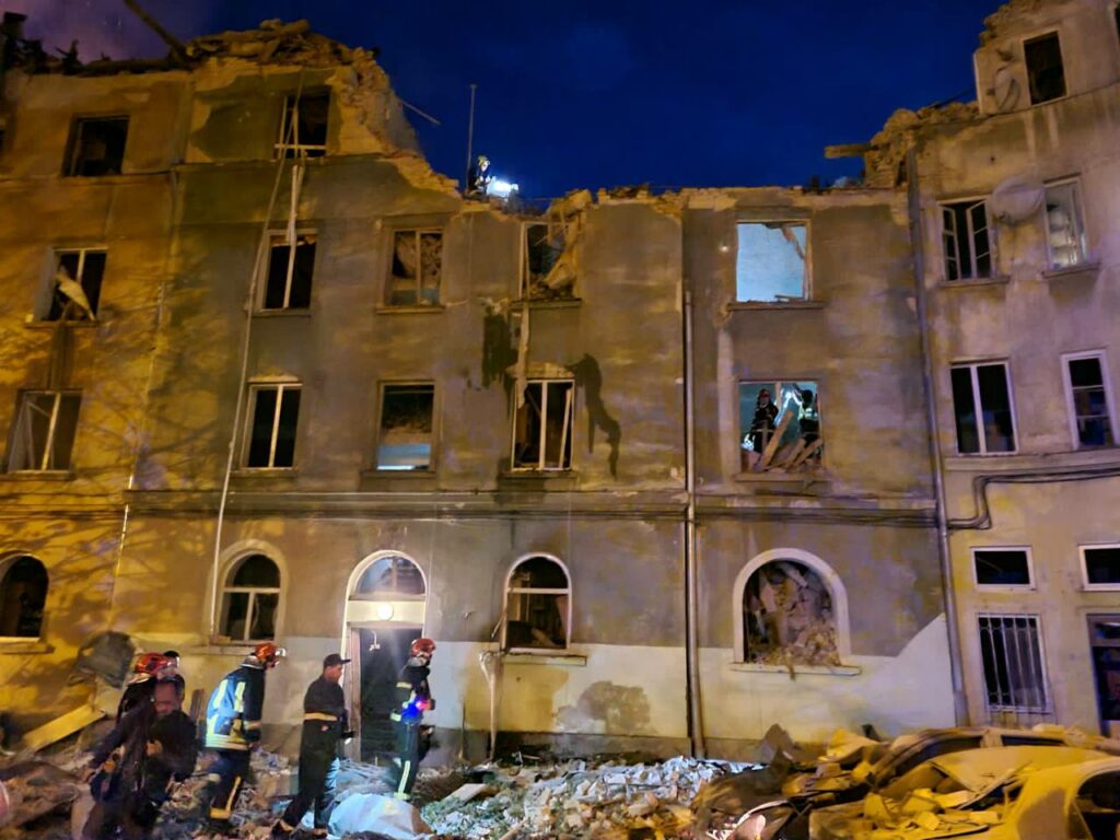 Нічна ракетна атака: у Львові “приліт” по житловому будинку, є загиблі (відео)