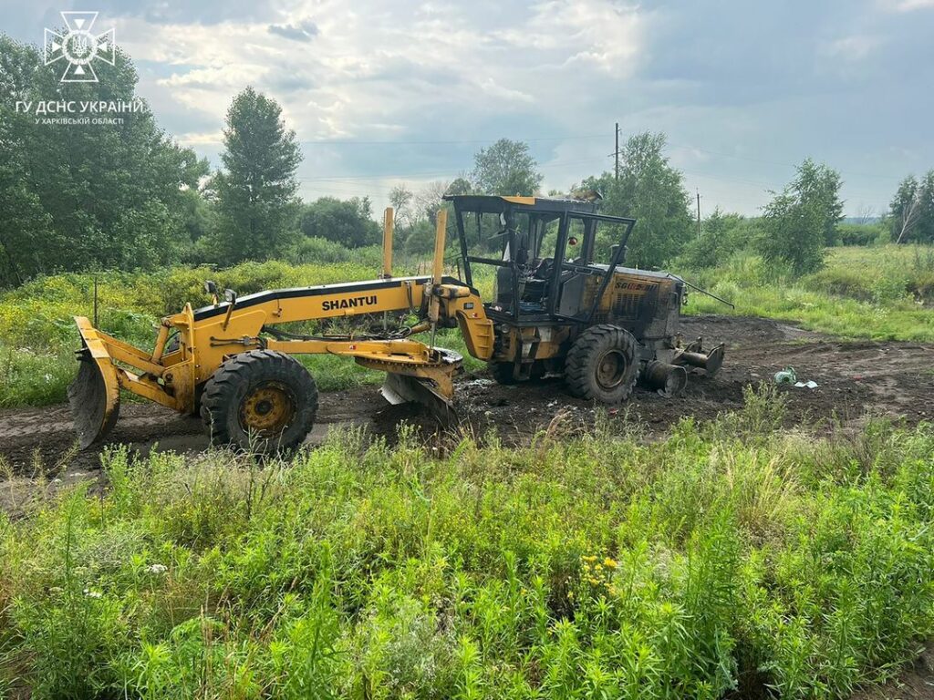 На Харківщині вранці підірвався грейдер: водія поранено