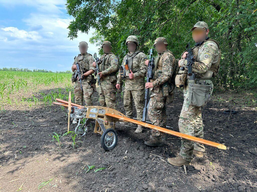 На Харківщині захисник зі стрілецької зброї збив безпілотник (фото)