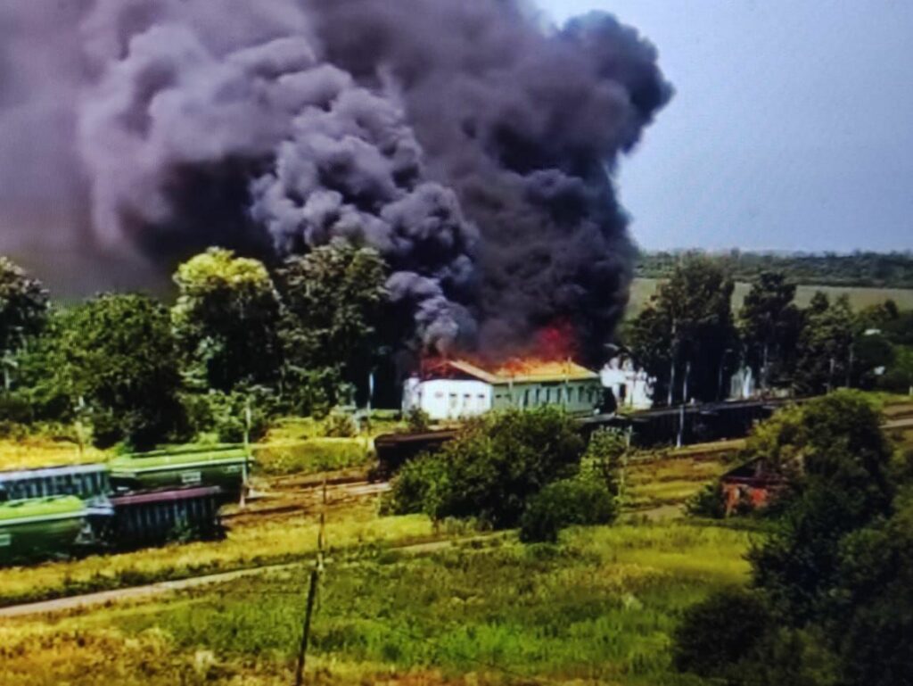 Масштабна пожежа на Харківщині: “прилетіло” по залізничній станції (фото)