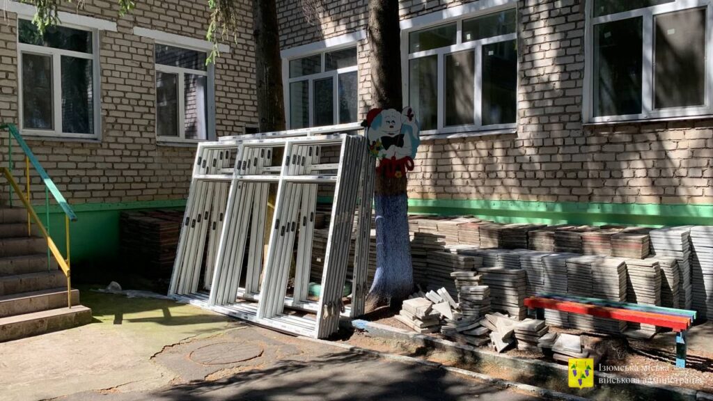 В Изюме вставляют окна в детсаду