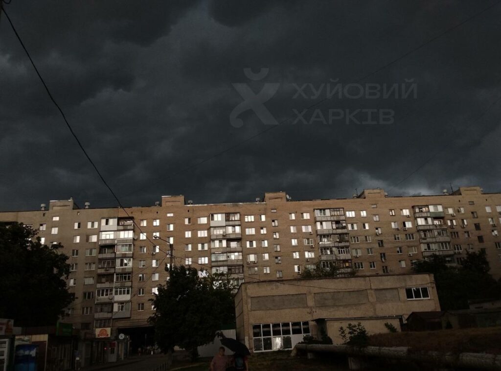 Харьков тонет: в соцсетях публикуют видео рекордного дождя в городе