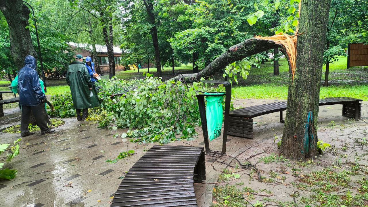 У Харкові другий день поспіль ліквідують наслідки урагану (фото)
