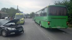 В Безлюдовке попал в ДТП пассажирский автобус: есть пострадавший (фото)