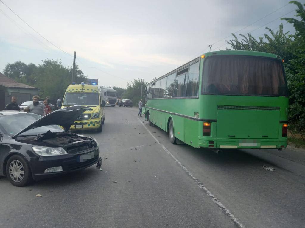 В Безлюдовке попал в ДТП пассажирский автобус: есть пострадавший (фото)