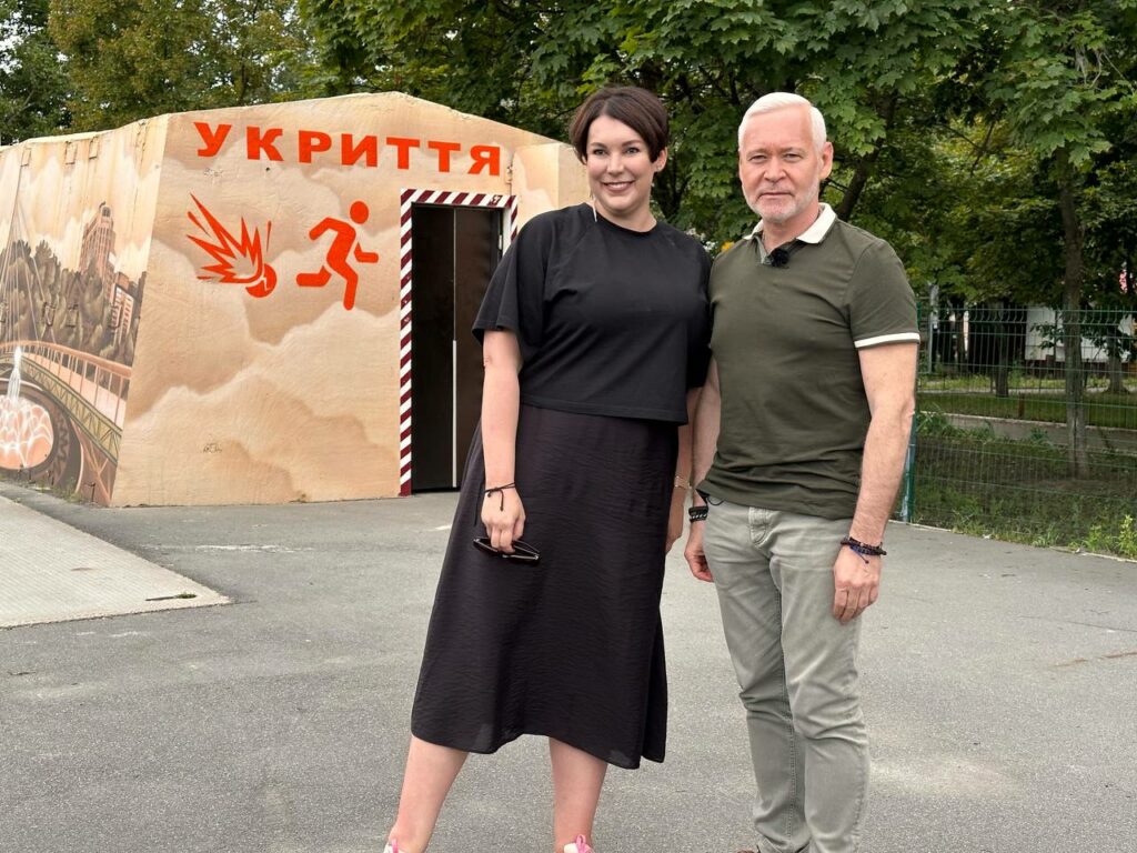 Кошкіна і Терехов привітали Кличка з днем народження біля зупинки-укриття