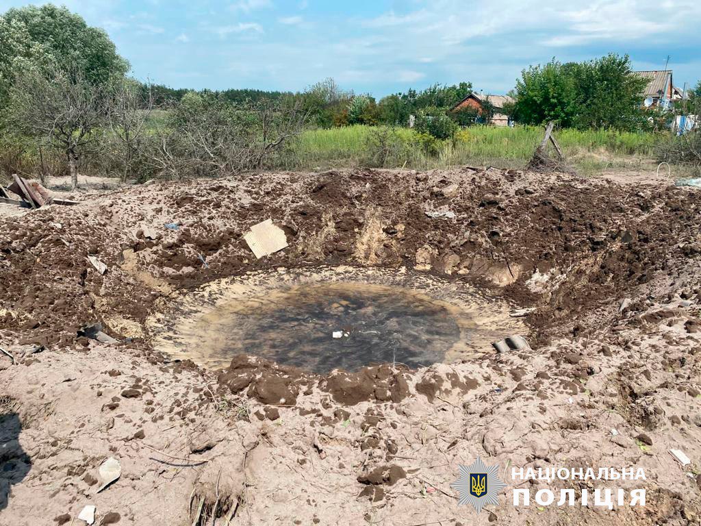 Полиция показала последствия удара ФАБ-250 по Харьковщине (фото)