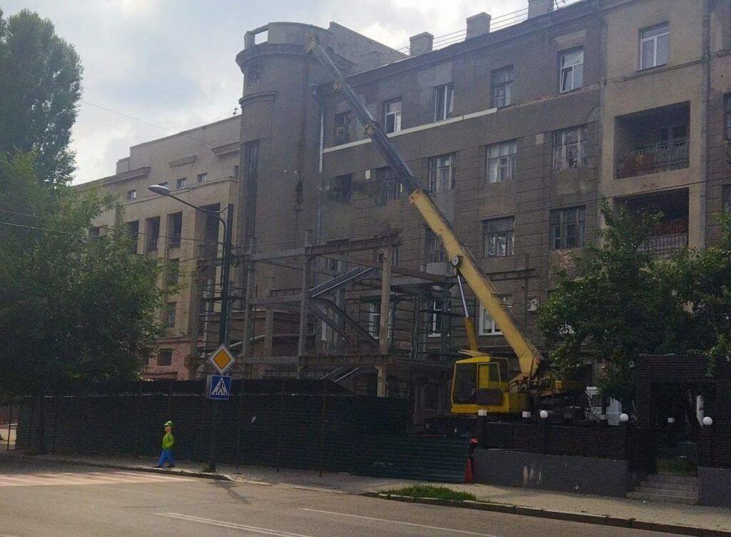 Терехов поставил задачу остановить стройку на Пушкинской в Харькове (фото)