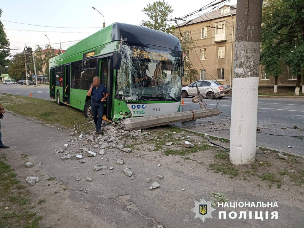 Збив чоловіка з дітьми на “зебрі”: подробиці ДТП із тролейбусом у Харкові