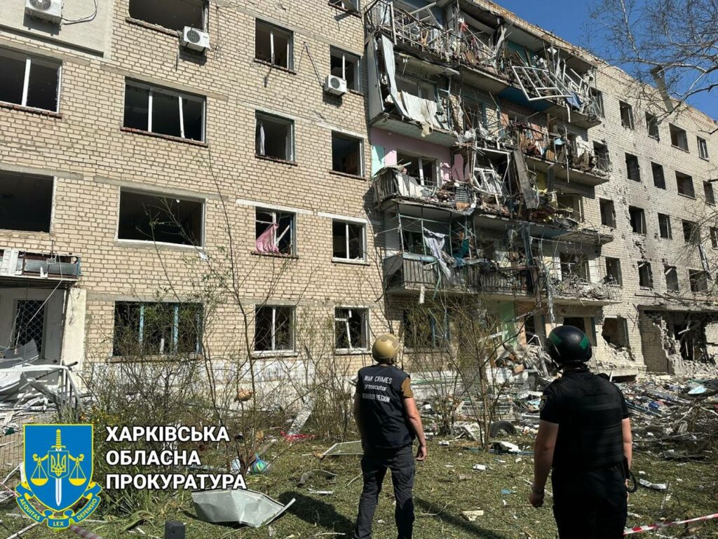 Наслідки удару авіабомбою по Харківщині: фото прокуратури