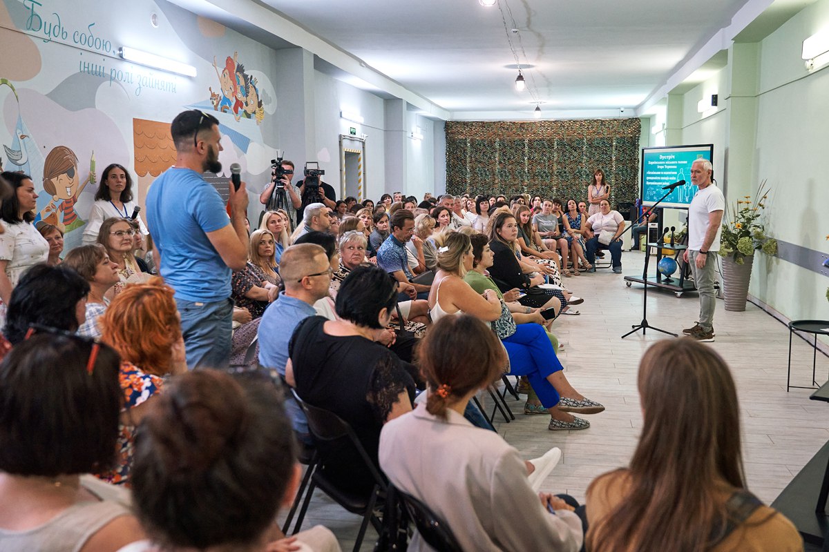 Терехов почав обговорювати офлайн у школах із батьками Харкова
