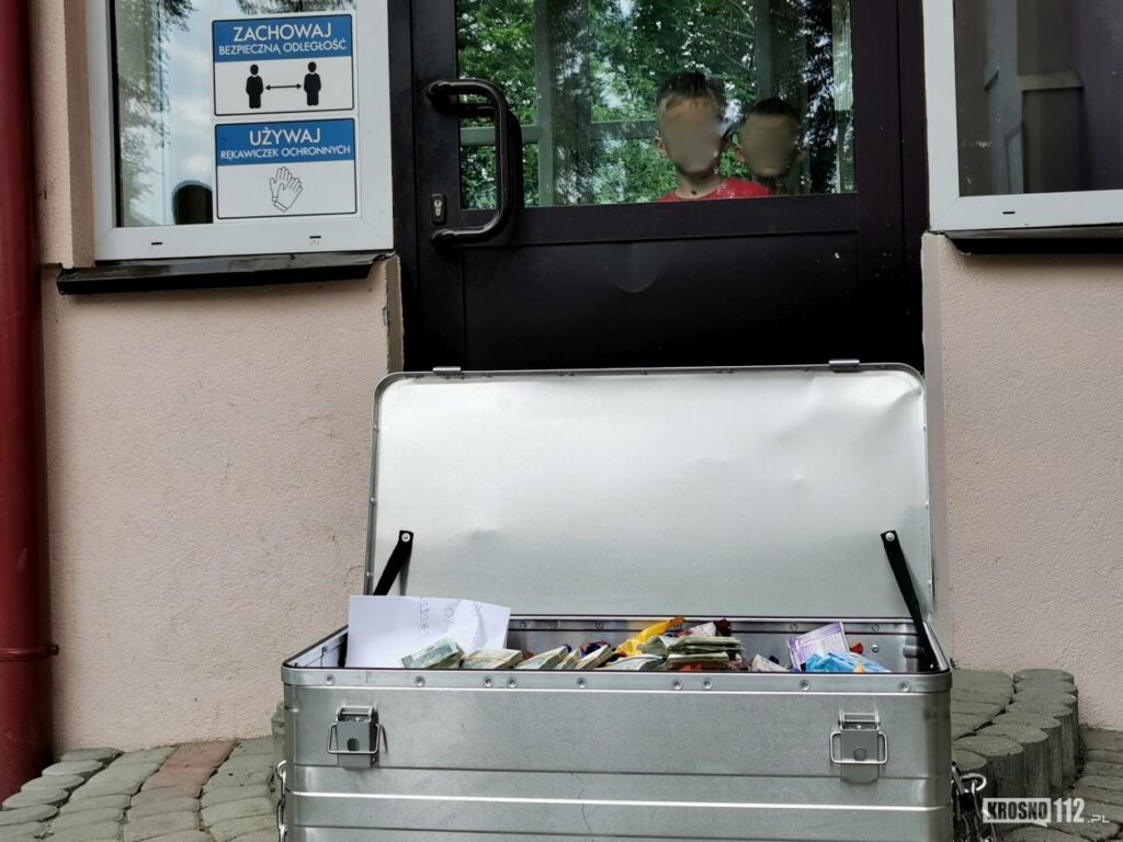 Скриню, повну солодощів і грошей, підкинули у сиротинець у Польщі (фото)