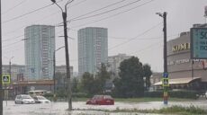 «Машини просто потонули». Харків накрила потужна злива (відео)