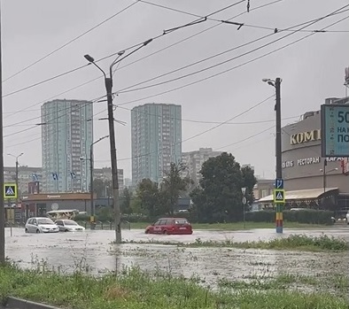 «Машини просто потонули». Харків накрила потужна злива (відео)