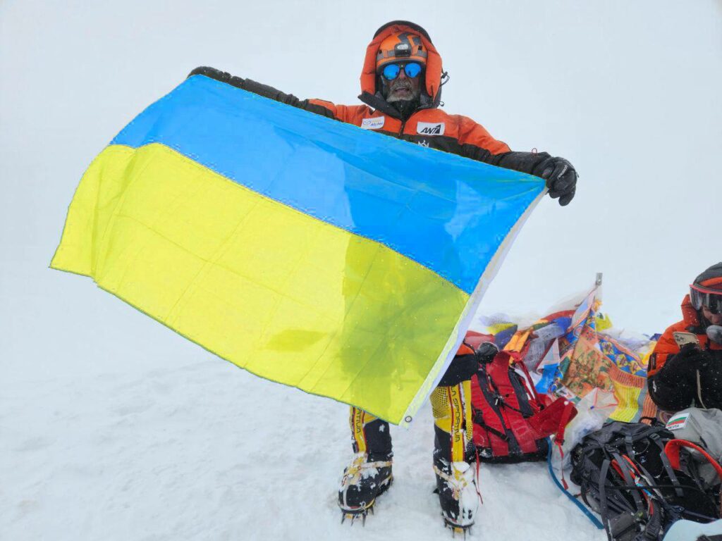 Харків’янин розгорнув прапор України на другій вершині світу (фото)