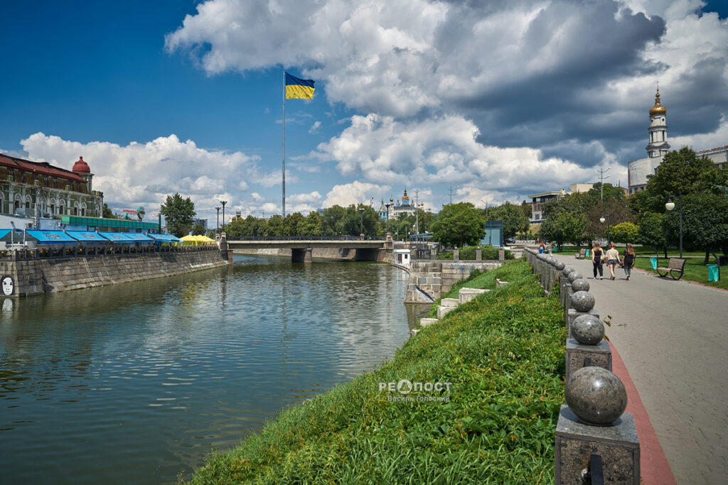 В Харькове второй раз за месяц меняют флаг Украины