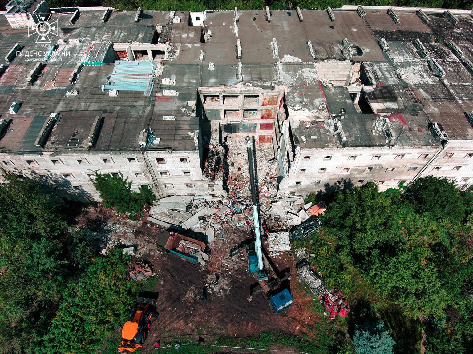 Завалы гаражного кооператива разбирают на Северной Салтовке (фото)