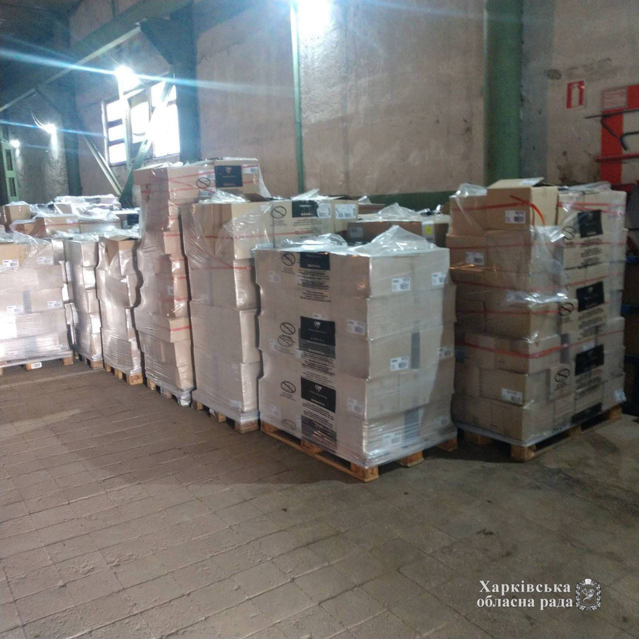 В Харьковскую область передали 20 тонн канцтоваров из Франции
