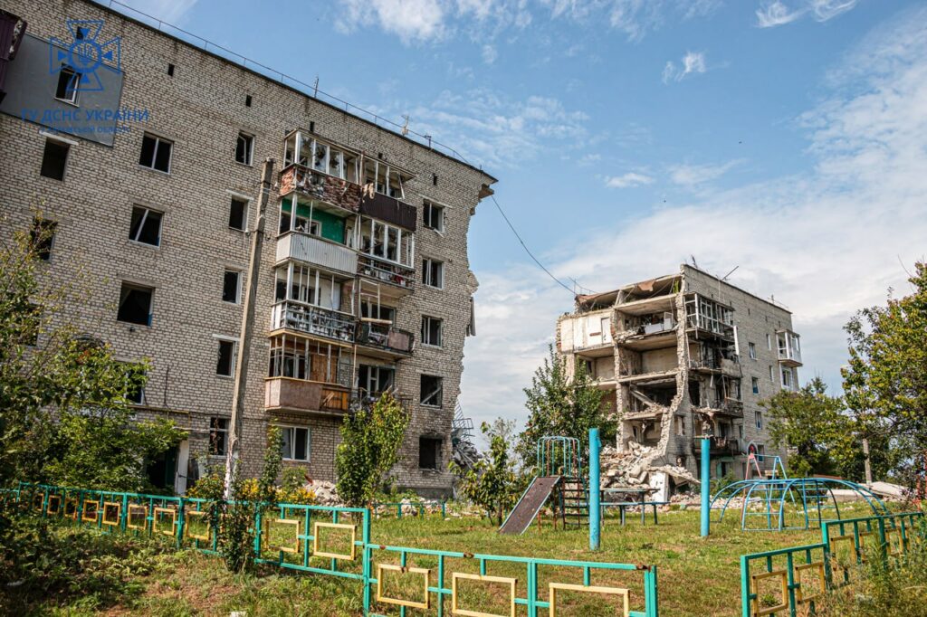 Разбирают самый известный из уничтоженных РФ домов на Харьковщине (фото)