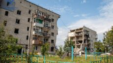 Разбирают самый известный из уничтоженных РФ домов на Харьковщине (фото)