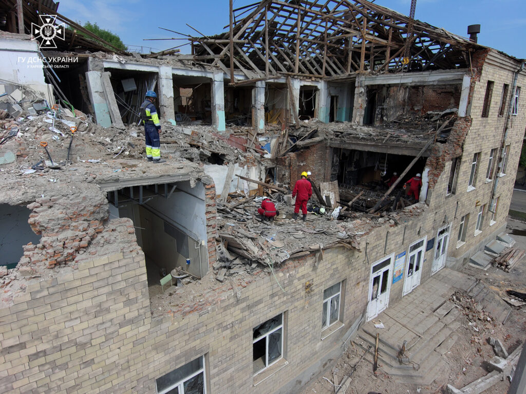 Как в Харькове разбирают завалы ПТУ, разрушенного вражеским «Шахедом» (видео)