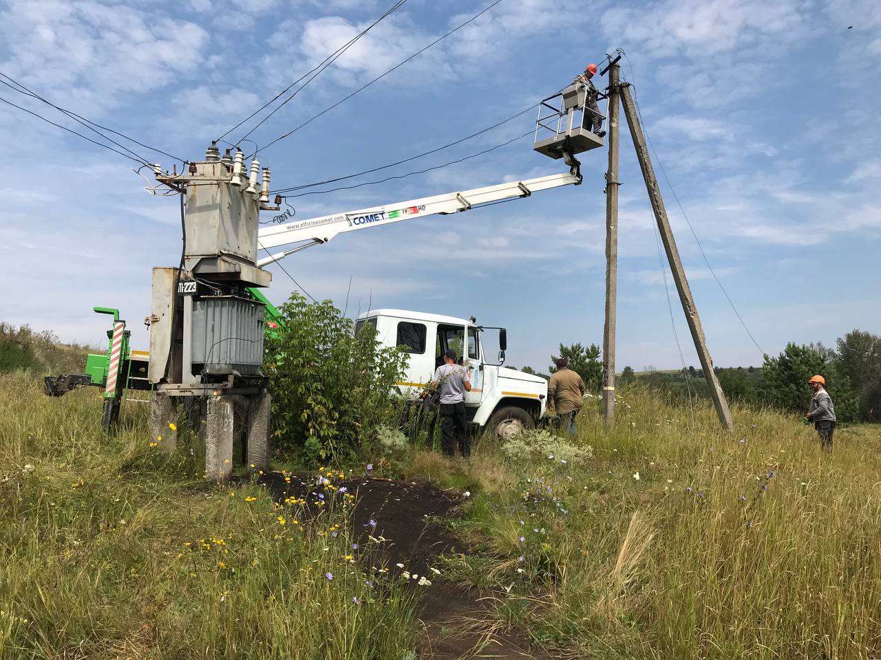Электричество, ремонтируют сети на Харьковщине