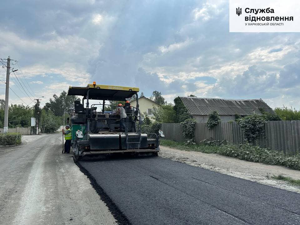 Новий асфальт кладуть на дорозі з Харкова в бік Золочева та прикордоння