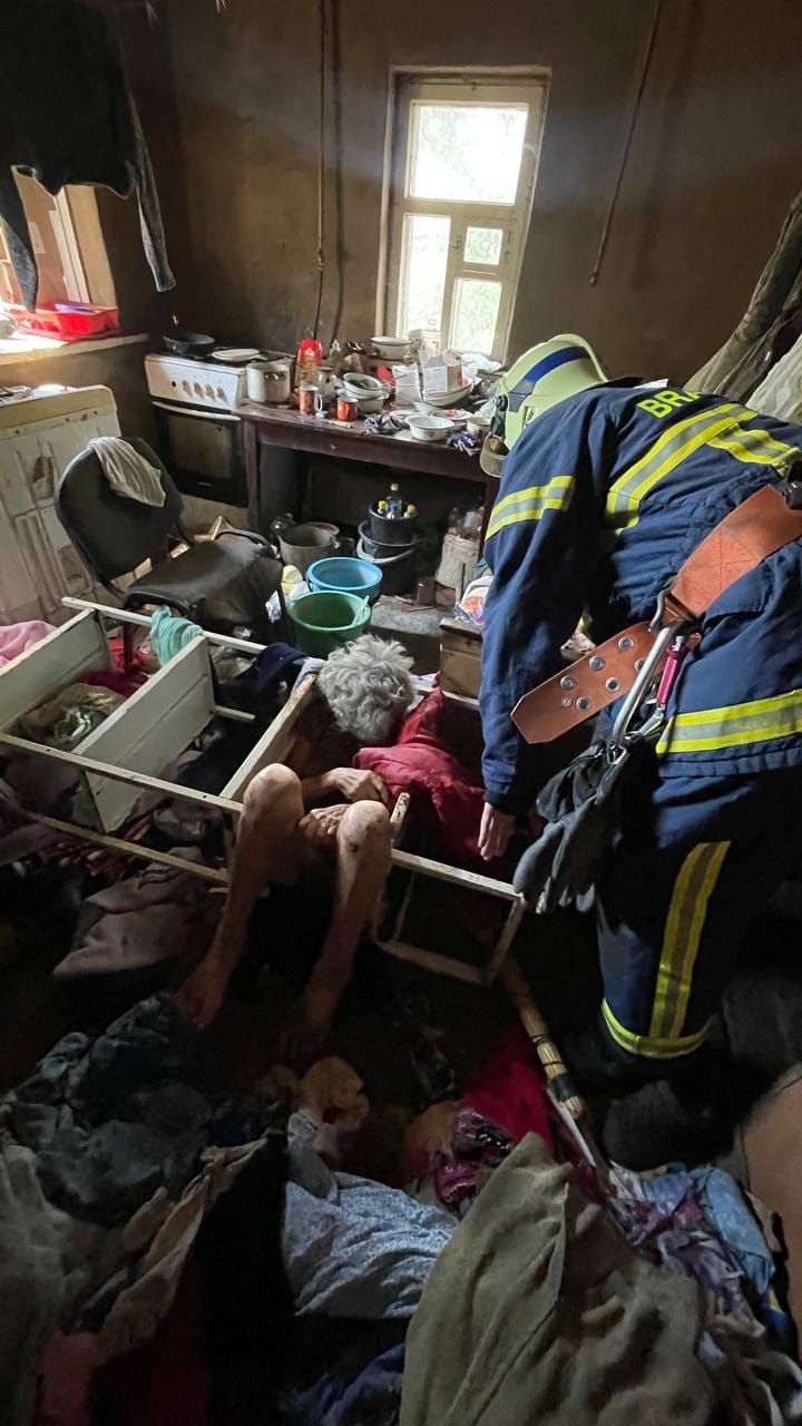 На Харківщині жінка застрягла в металевому стелажі: знадобилась допомога ДСНС