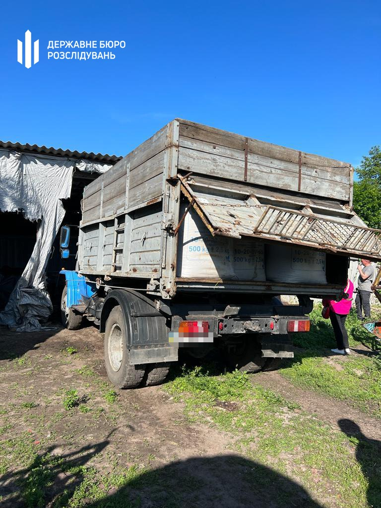 На Харьковщине правоохранитель со знакомыми «обчистили» склады агропредприятия