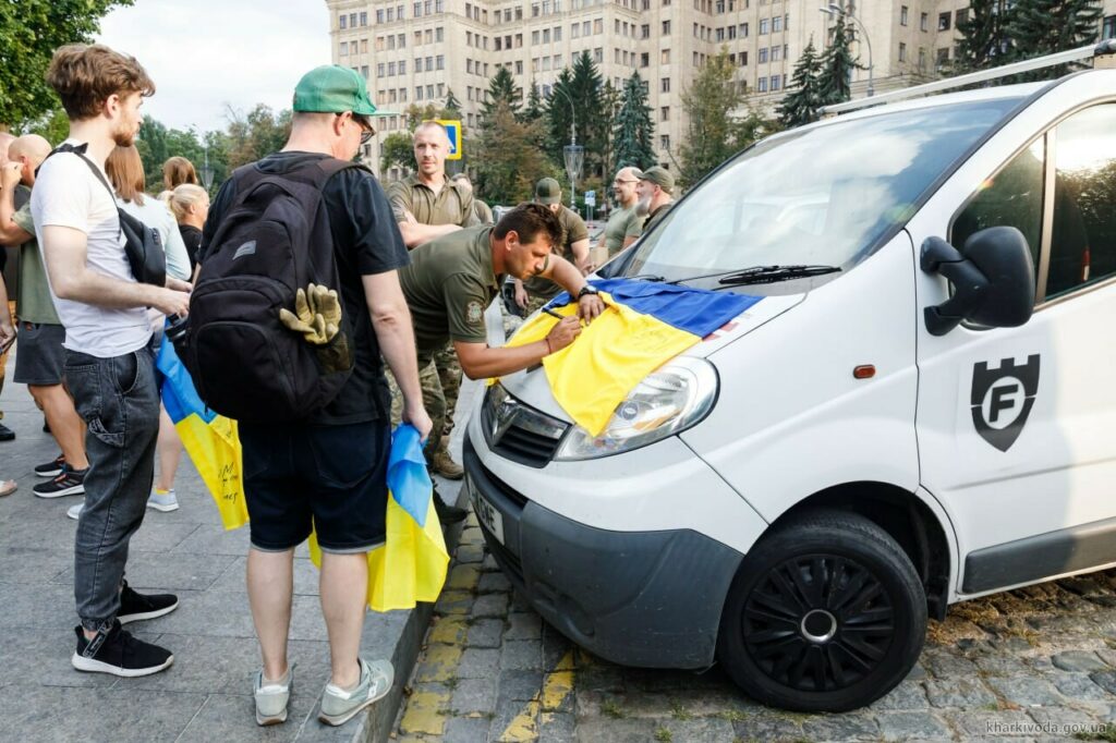 Машини, набиті “гуманітаркою”, передали військовим Харківщини