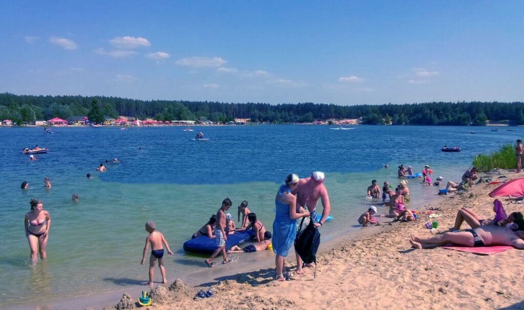 Ще два пляжі в Безлюдівці офіційно відкрили для купання