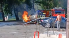 У Харкові «Таврія» влетіла в яму й загорілася (відео пожежі)