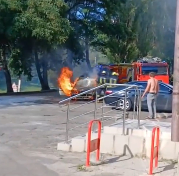 В Харькове «Таврия» влетела в яму и загорелась (видео пожара)