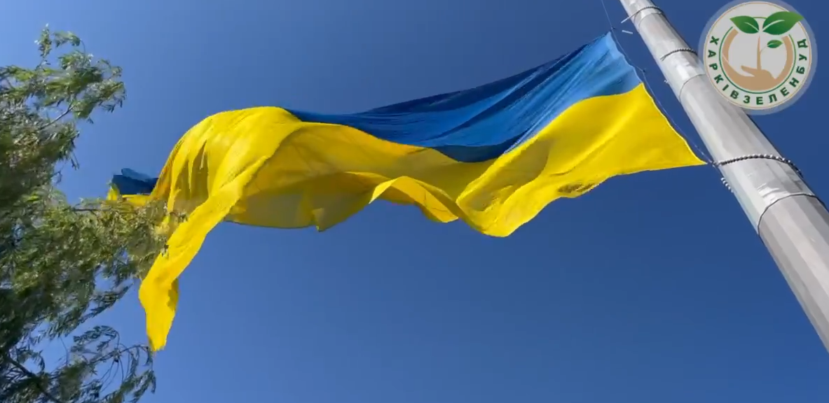 У Харкові підняли синьо-жовтий стяг на найвищому флагштоці України (відео)
