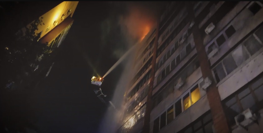 Масштабный пожар в Харькове: ГСЧС показала, как спасали людей из высотки