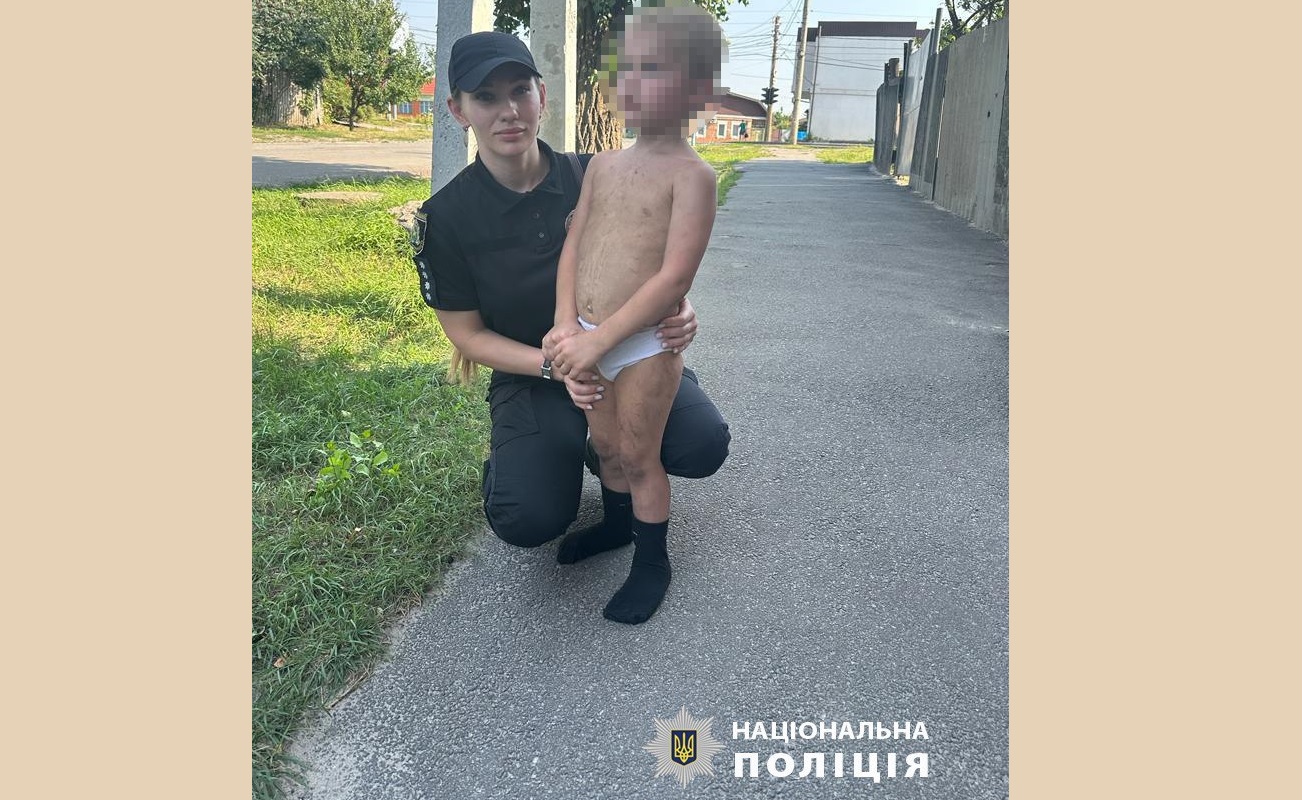 У Харкові чотирирічна дитина в одних трусах сама блукала вулицею