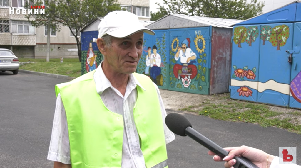 Харківський двірник розмалював гаражі українським фольклором (відео)