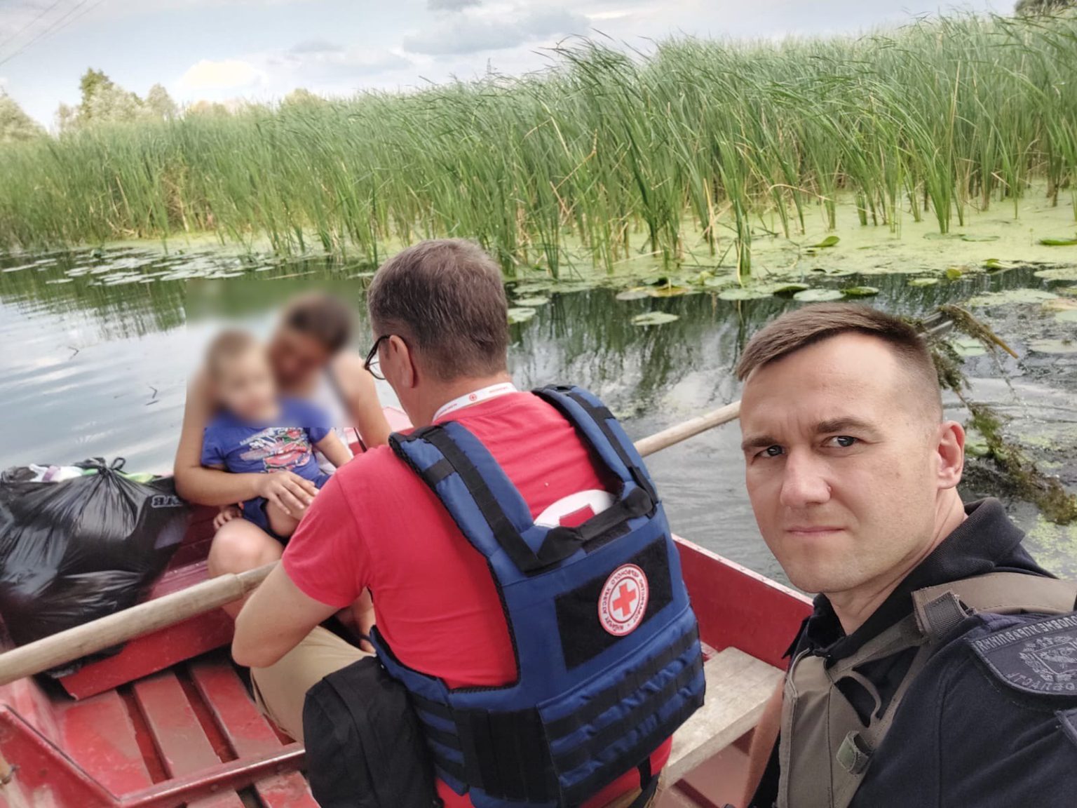 Вивозили на човнах. Шістьох дітей евакуювали з-під обстрілів на Харківщині
