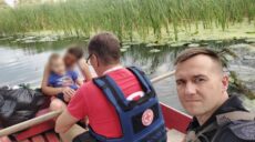 Вивозили на човнах. Шістьох дітей евакуювали з-під обстрілів на Харківщині