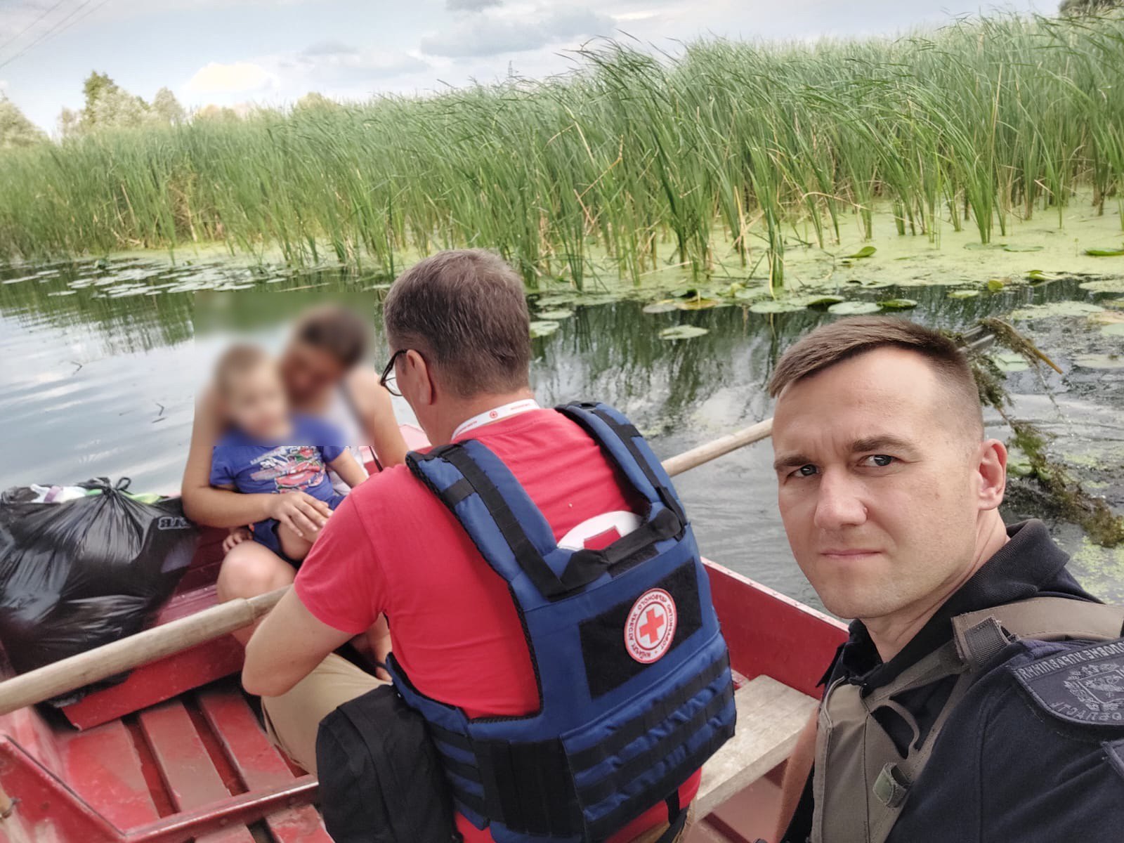 Вивозили на човнах. Шістьох дітей евакуювали з-під обстрілів на Харківщині