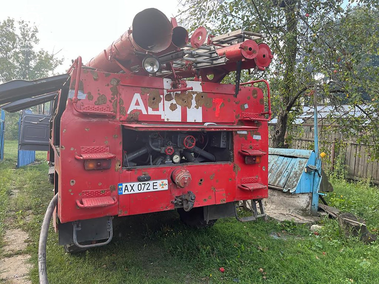 Спасатели тушили пожар на Купянщине во время взрывов снарядов (фото)
