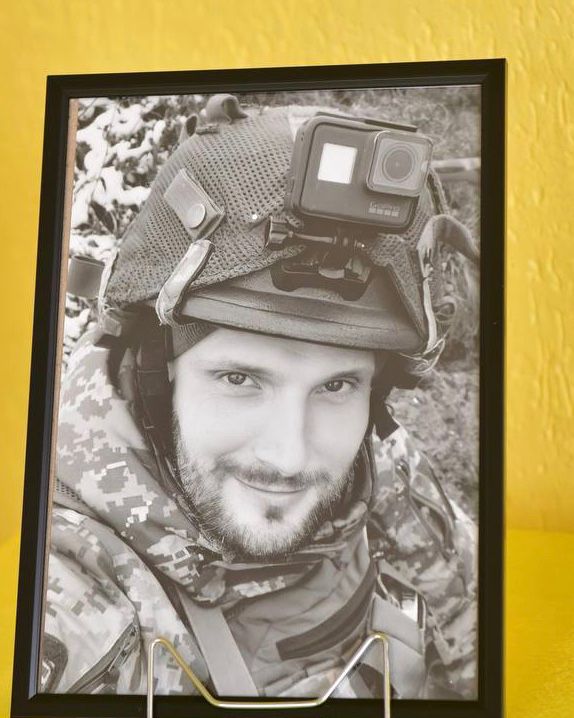 Мемориальную доску погибшему воину Гальцову открыли на фасаде лицея в Харькове