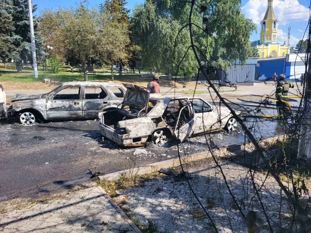 Росіяни вдарили по центру Куп’янська на Харківщині, 5 автівок загорілися